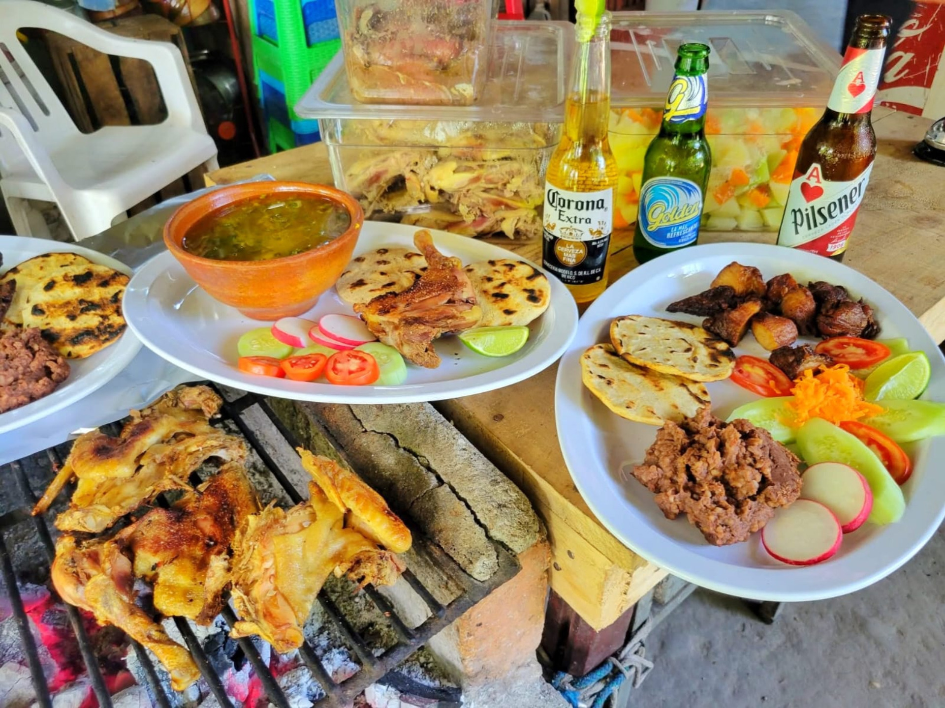 Sopa de gallina, chicharrones y carne de res